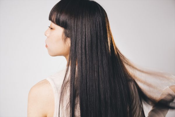 ストレートヘアの女性