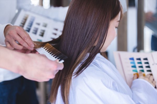 ヘアカラーの色を決める様子