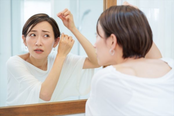 白髪を気にする女性