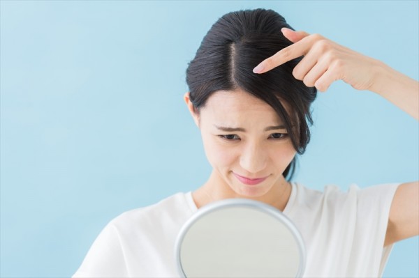 髪がぺたんこになる原因は？ボリュームアップさせる方法やおすすめヘアアレンジも解説サムネイル