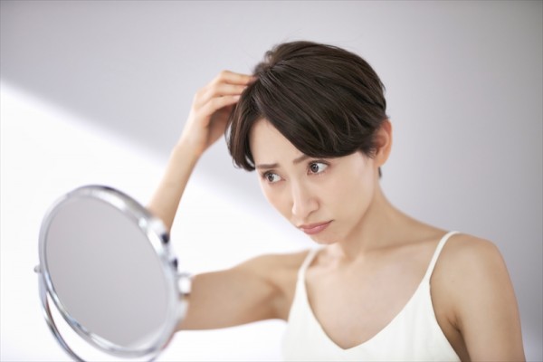 髪の分け目が薄い原因は？隠し方や健康な髪を生やすための対策もご紹介サムネイル